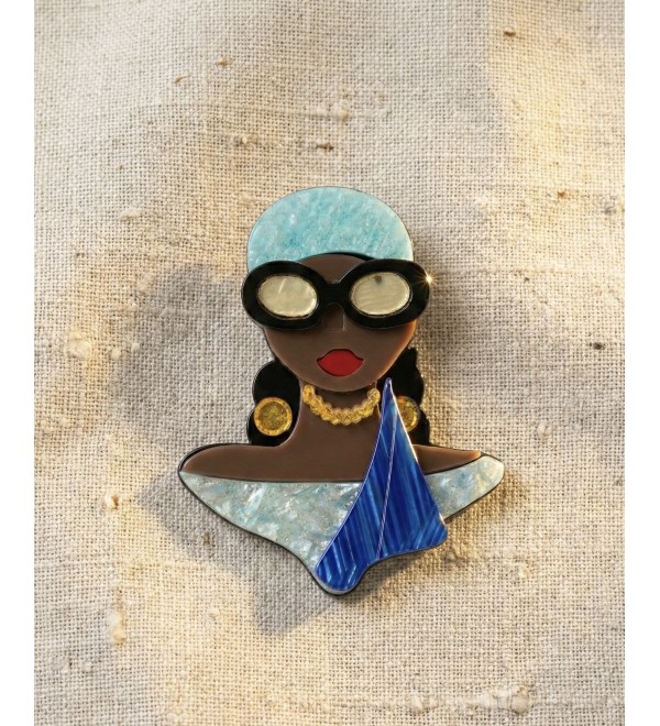 Pleksi Gözlüklü Kadın Broş